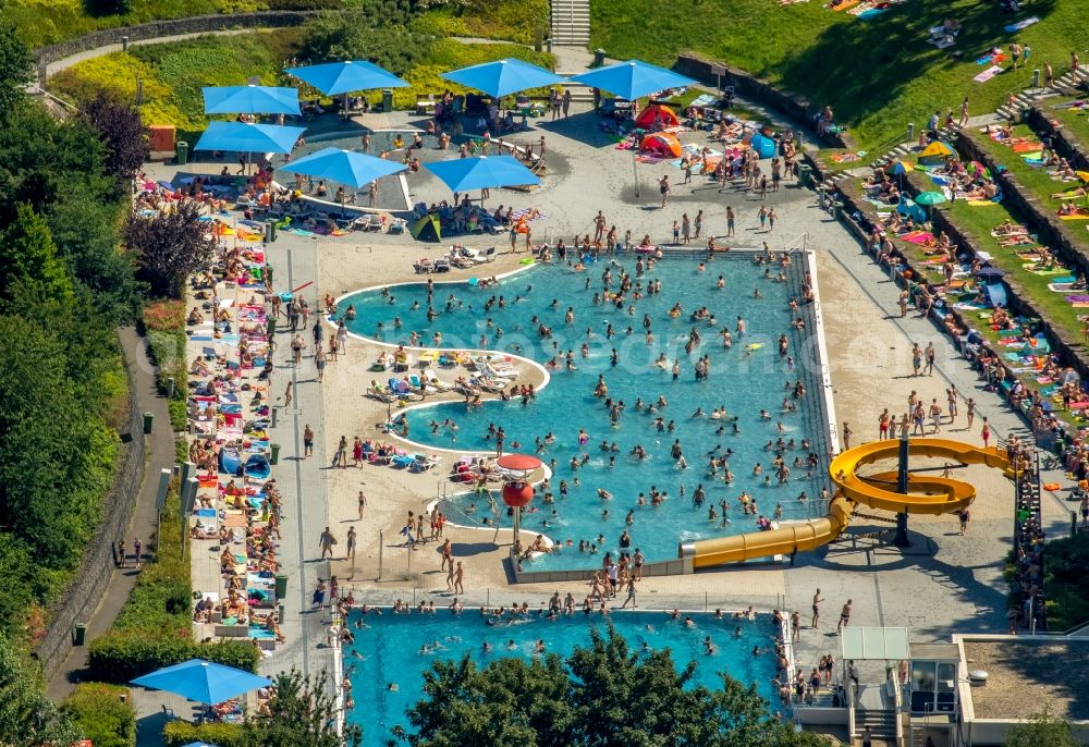 Witten from above - Bathers on the lawn by the pool of the swimming pool Freibad Annen on Herdecker Strasse in Witten in the state North Rhine-Westphalia