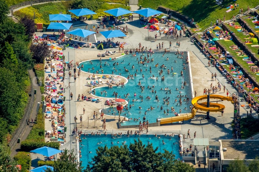 Witten from the bird's eye view: Bathers on the lawn by the pool of the swimming pool Freibad Annen on Herdecker Strasse in Witten in the state North Rhine-Westphalia