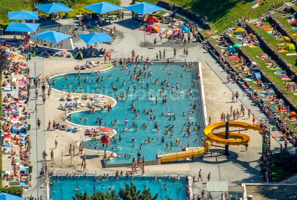 Aerial image Witten - Bathers on the lawn by the pool of the swimming pool Freibad Annen on Herdecker Strasse in Witten in the state North Rhine-Westphalia