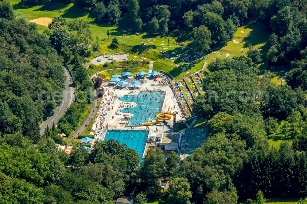 Aerial photograph Witten - Bathers on the lawn by the pool of the swimming pool Freibad Annen on Herdecker Strasse in Witten in the state North Rhine-Westphalia