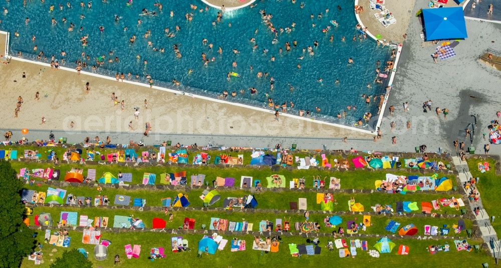 Witten from the bird's eye view: Bathers on the lawn by the pool of the swimming pool Freibad Annen on Herdecker Strasse in Witten in the state North Rhine-Westphalia