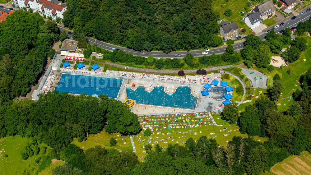 Aerial image Witten - Bathers on the lawn by the pool of the swimming pool Freibad Annen on Herdecker Strasse in Witten in the state North Rhine-Westphalia