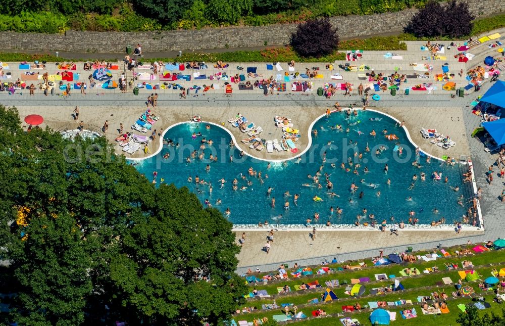 Aerial photograph Witten - Bathers on the lawn by the pool of the swimming pool Freibad Annen on Herdecker Strasse in Witten in the state North Rhine-Westphalia