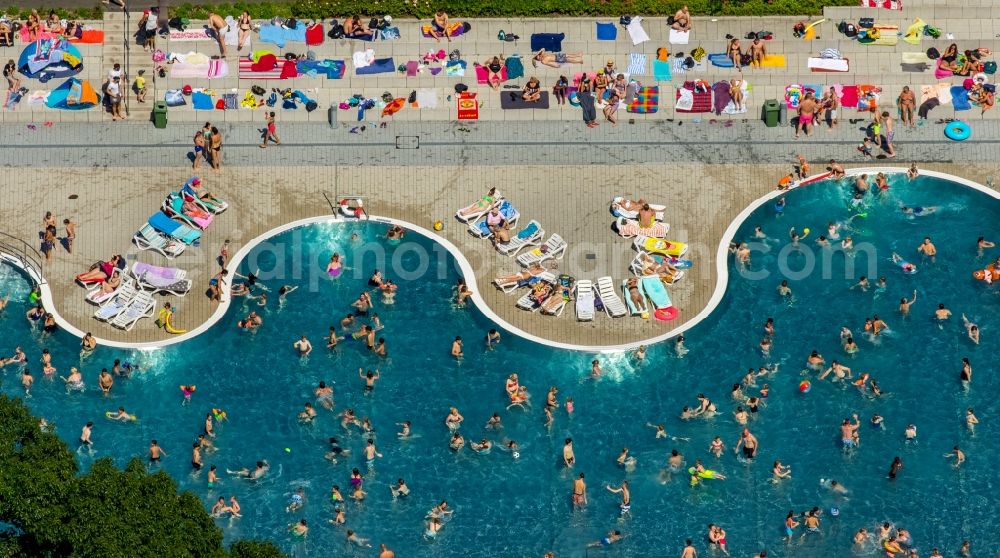 Witten from above - Bathers on the lawn by the pool of the swimming pool Freibad Annen on Herdecker Strasse in Witten in the state North Rhine-Westphalia