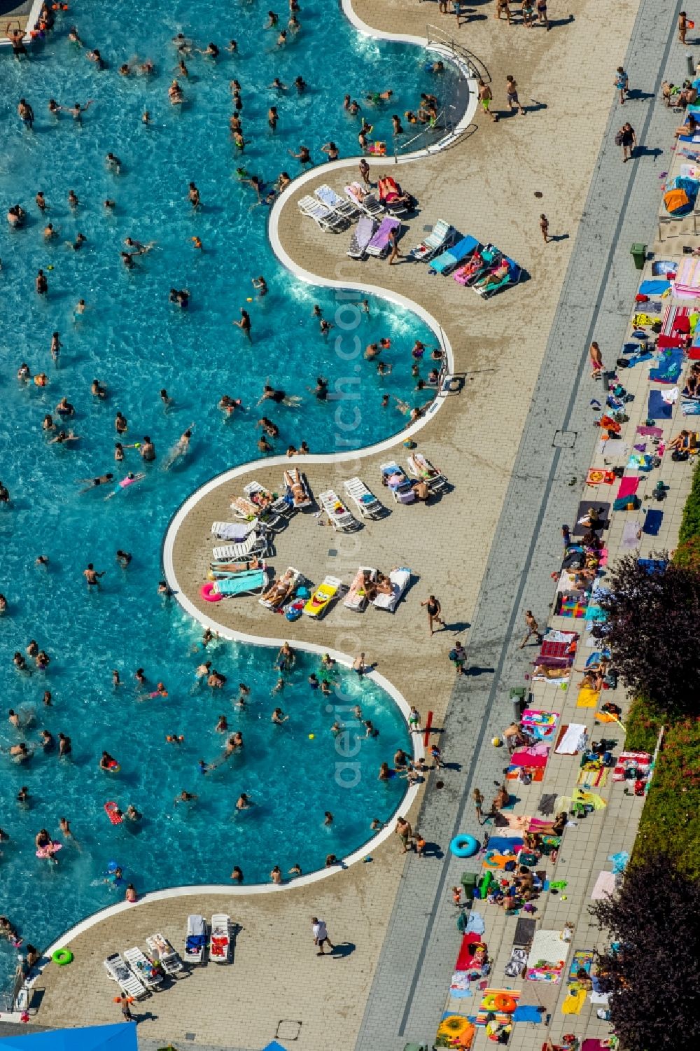 Aerial image Witten - Bathers on the lawn by the pool of the swimming pool Freibad Annen on Herdecker Strasse in Witten in the state North Rhine-Westphalia