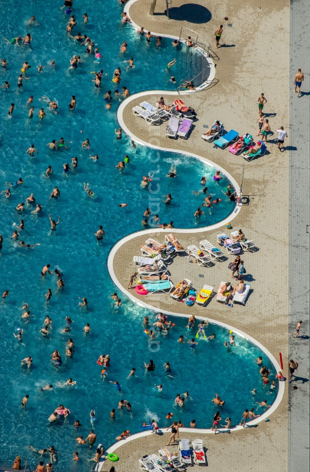 Aerial photograph Witten - Bathers on the lawn by the pool of the swimming pool Freibad Annen on Herdecker Strasse in Witten in the state North Rhine-Westphalia