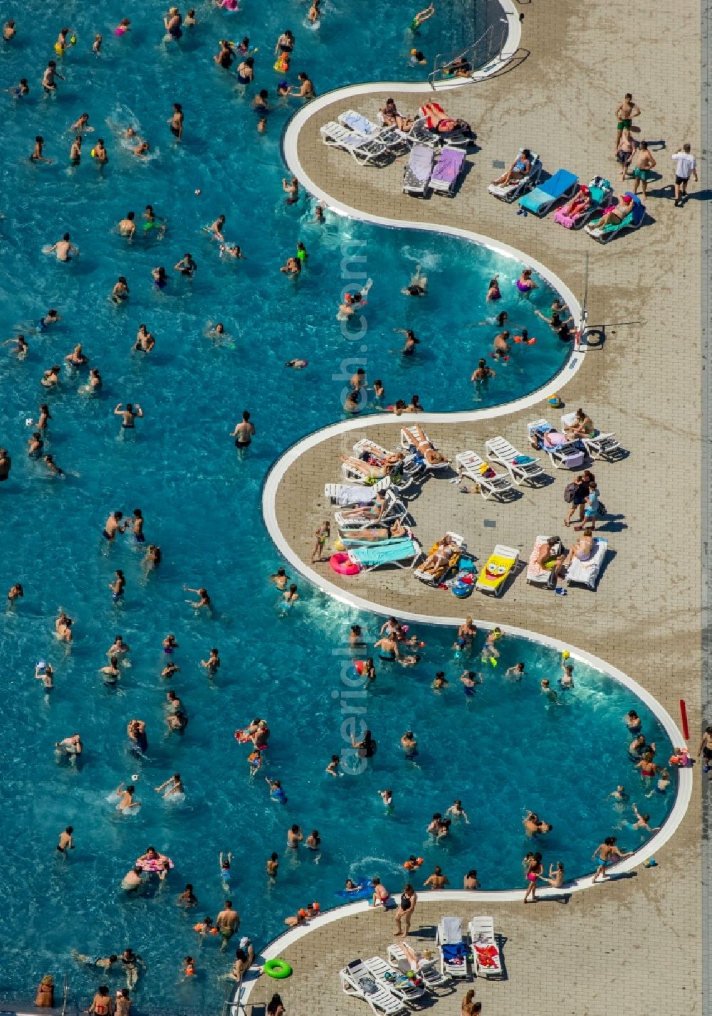 Witten from above - Bathers on the lawn by the pool of the swimming pool Freibad Annen on Herdecker Strasse in Witten in the state North Rhine-Westphalia