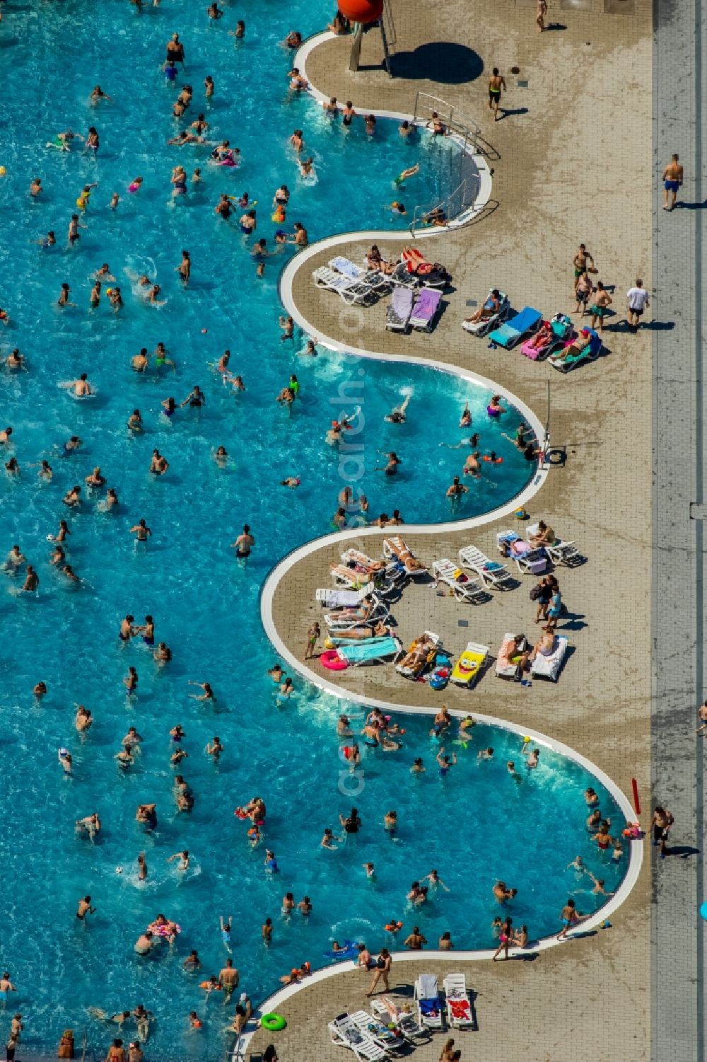 Witten from the bird's eye view: Bathers on the lawn by the pool of the swimming pool Freibad Annen on Herdecker Strasse in Witten in the state North Rhine-Westphalia