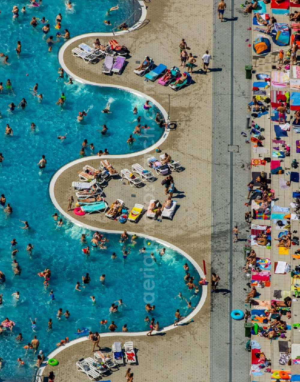 Aerial image Witten - Bathers on the lawn by the pool of the swimming pool Freibad Annen on Herdecker Strasse in Witten in the state North Rhine-Westphalia