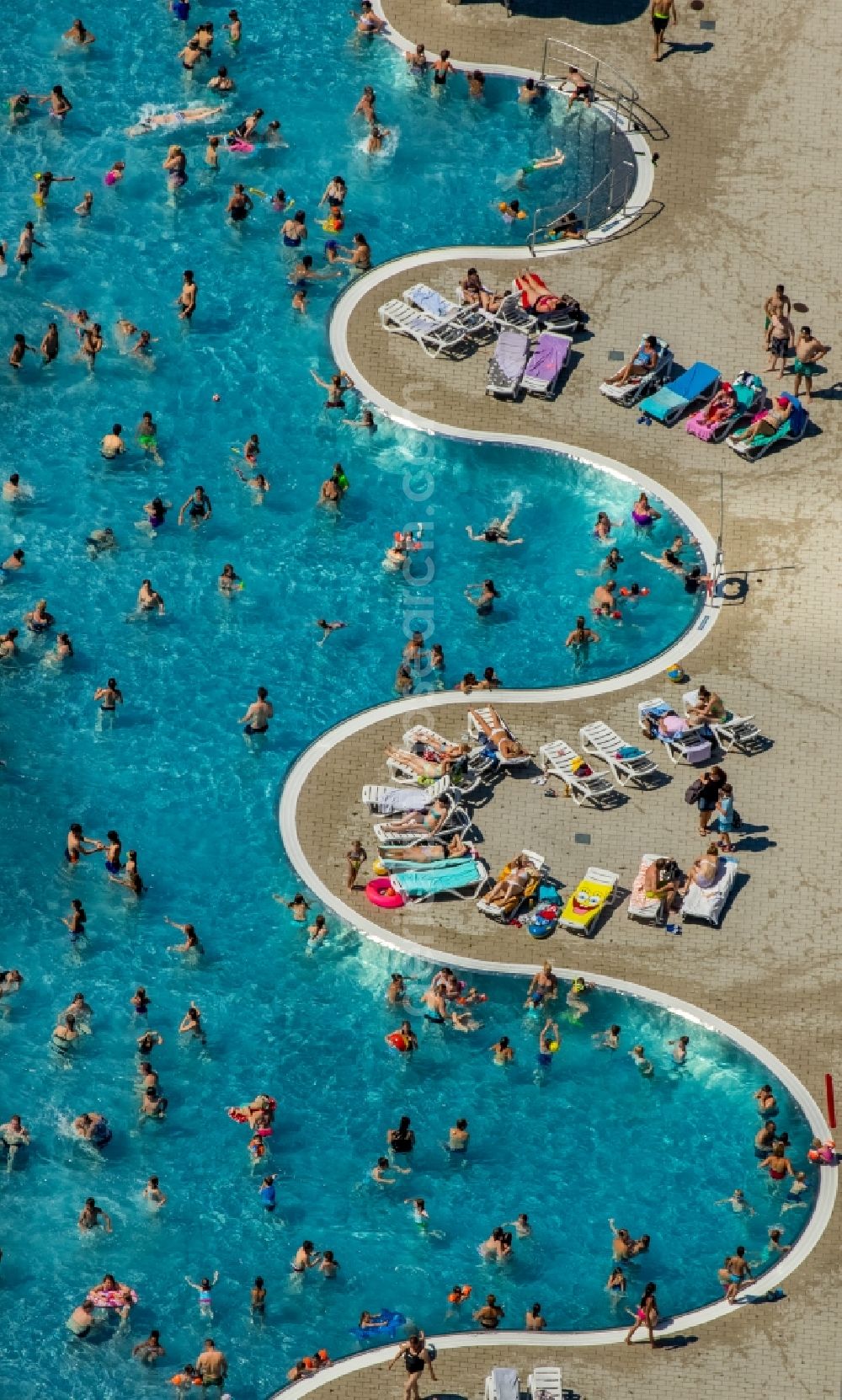 Aerial photograph Witten - Bathers on the lawn by the pool of the swimming pool Freibad Annen on Herdecker Strasse in Witten in the state North Rhine-Westphalia