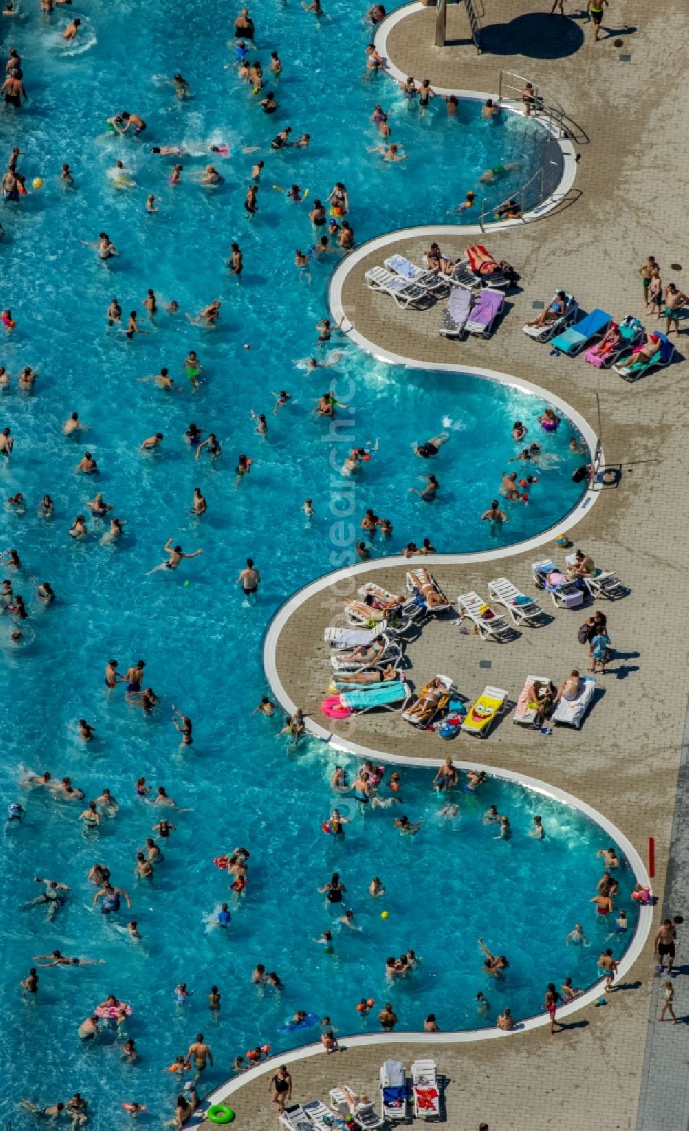 Witten from above - Bathers on the lawn by the pool of the swimming pool Freibad Annen on Herdecker Strasse in Witten in the state North Rhine-Westphalia