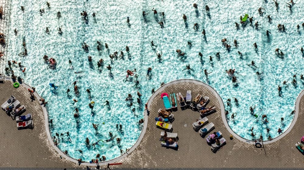 Witten from the bird's eye view: Bathers on the lawn by the pool of the swimming pool Freibad Annen on Herdecker Strasse in Witten in the state North Rhine-Westphalia