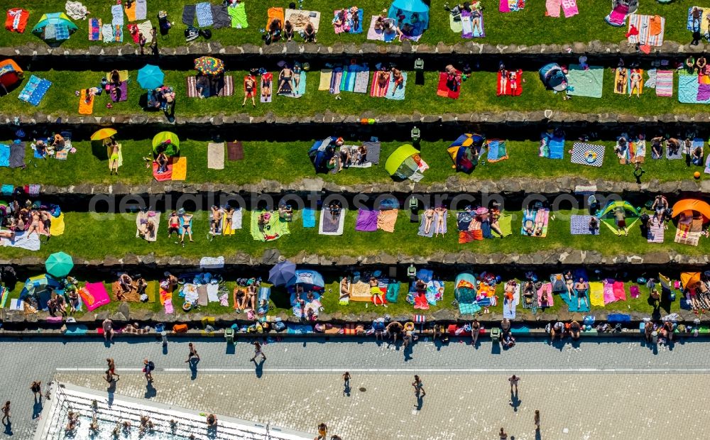 Aerial image Witten - Bathers on the lawn by the pool of the swimming pool Freibad Annen on Herdecker Strasse in Witten in the state North Rhine-Westphalia