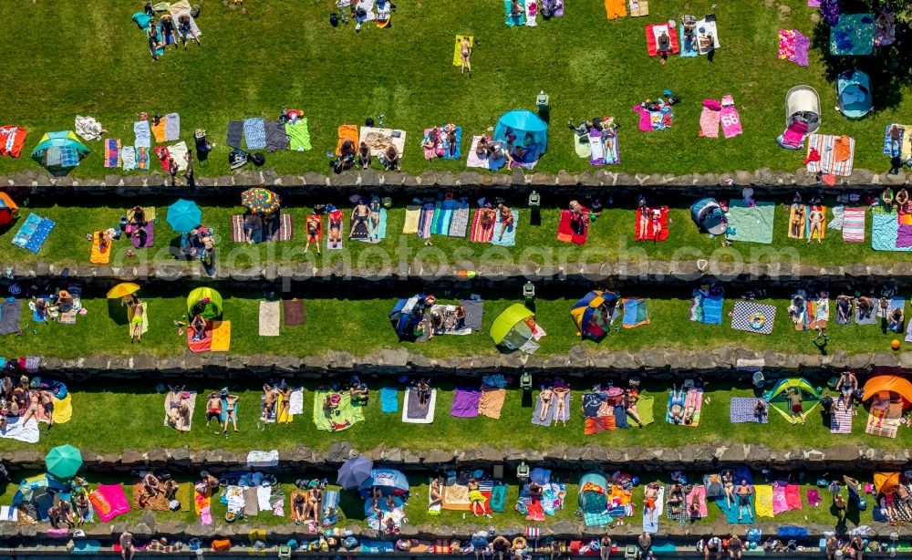 Aerial photograph Witten - Bathers on the lawn by the pool of the swimming pool Freibad Annen on Herdecker Strasse in Witten in the state North Rhine-Westphalia