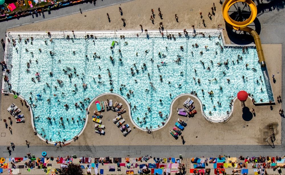 Witten from the bird's eye view: Bathers on the lawn by the pool of the swimming pool Freibad Annen on Herdecker Strasse in Witten in the state North Rhine-Westphalia