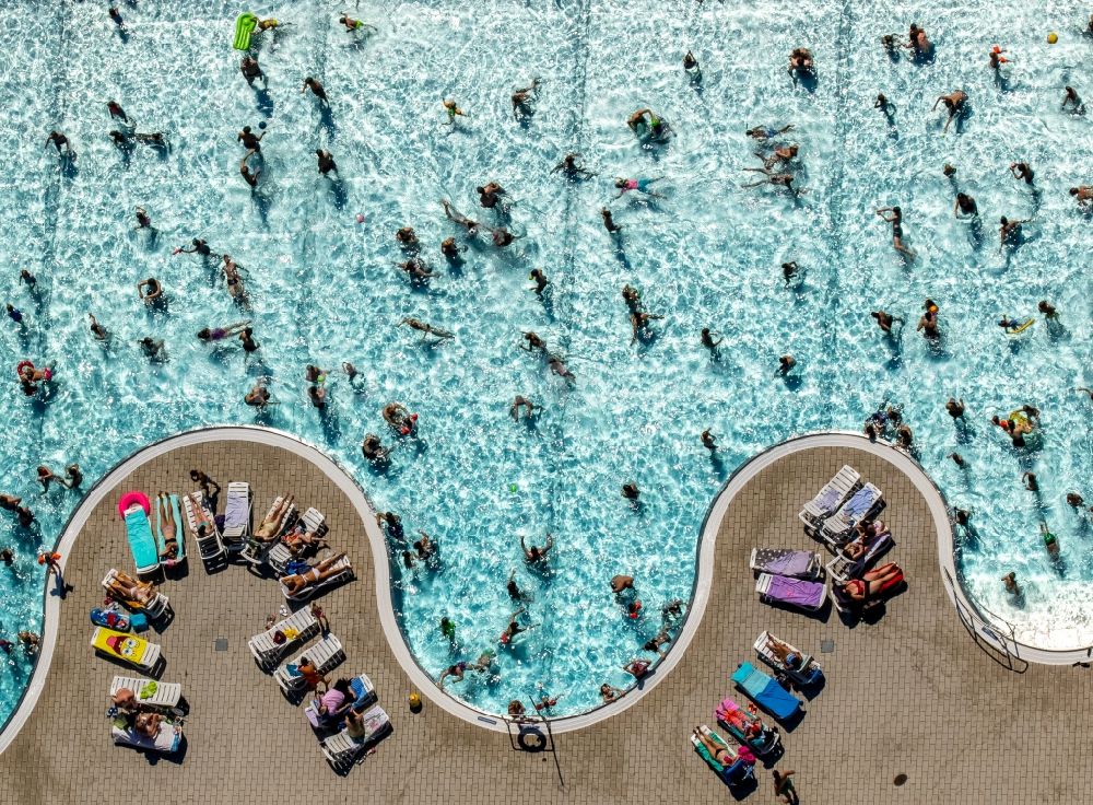 Aerial image Witten - Bathers on the lawn by the pool of the swimming pool Freibad Annen on Herdecker Strasse in Witten in the state North Rhine-Westphalia