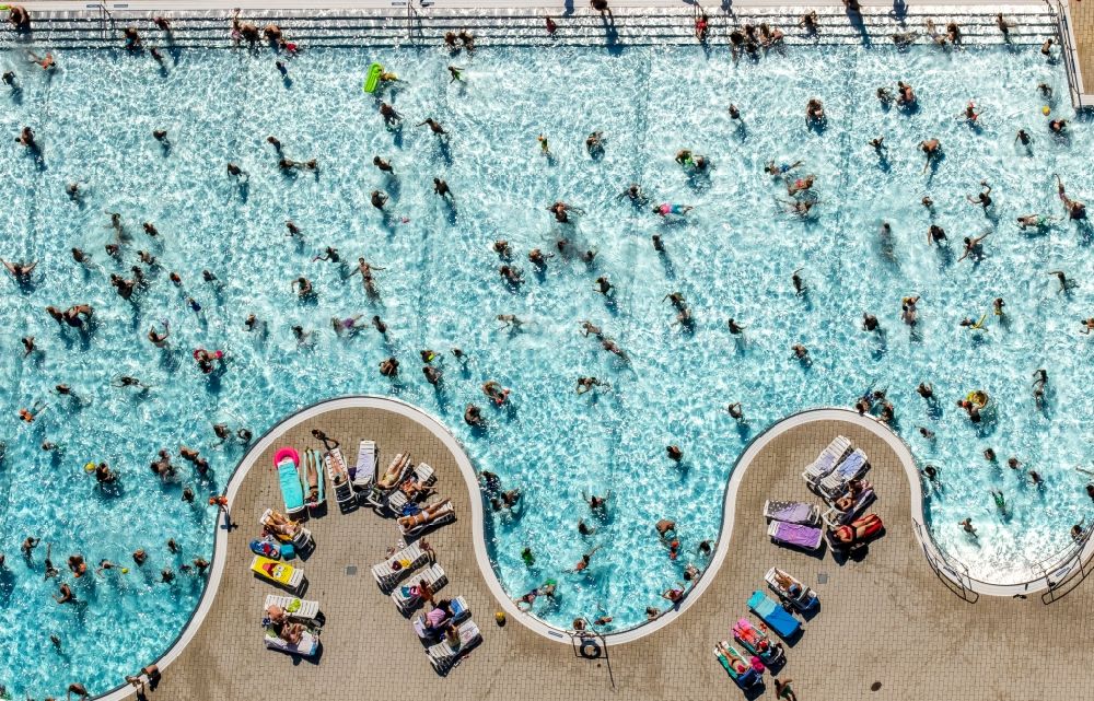 Aerial photograph Witten - Bathers on the lawn by the pool of the swimming pool Freibad Annen on Herdecker Strasse in Witten in the state North Rhine-Westphalia