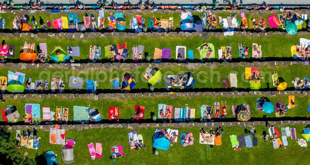 Witten from the bird's eye view: Bathers on the lawn by the pool of the swimming pool Freibad Annen on Herdecker Strasse in Witten in the state North Rhine-Westphalia