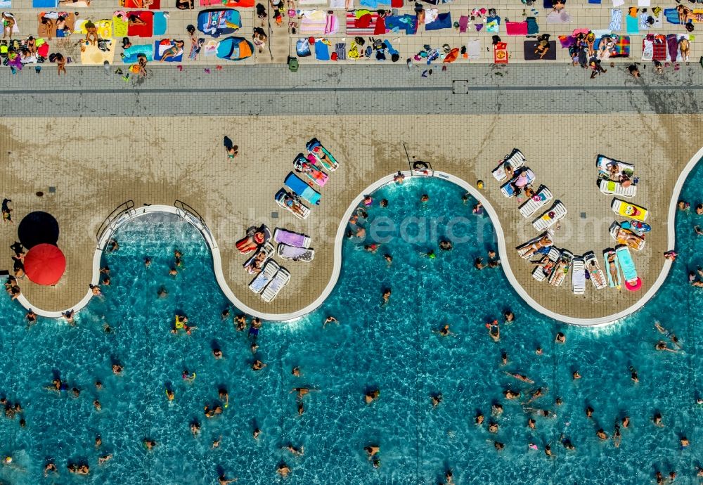 Aerial photograph Witten - Bathers on the lawn by the pool of the swimming pool Freibad Annen on Herdecker Strasse in Witten in the state North Rhine-Westphalia