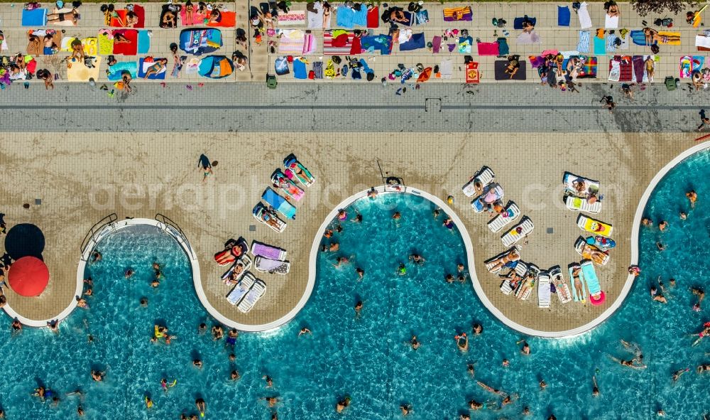 Witten from above - Bathers on the lawn by the pool of the swimming pool Freibad Annen on Herdecker Strasse in Witten in the state North Rhine-Westphalia