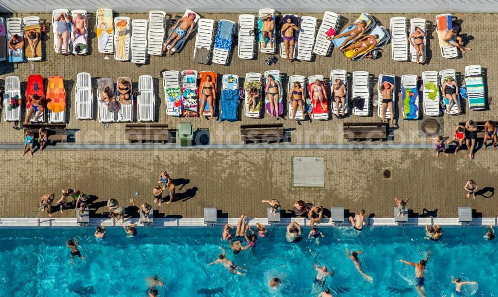 Witten from the bird's eye view: Bathers on the lawn by the pool of the swimming pool Freibad Annen on Herdecker Strasse in Witten in the state North Rhine-Westphalia