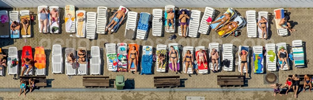 Aerial image Witten - Bathers on the lawn by the pool of the swimming pool Freibad Annen on Herdecker Strasse in Witten in the state North Rhine-Westphalia