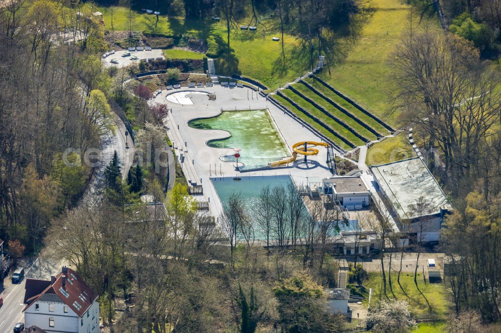 Aerial image Witten - Bathers on the lawn by the pool of the swimming pool Freibad Annen on Herdecker Strasse in Witten in the state North Rhine-Westphalia