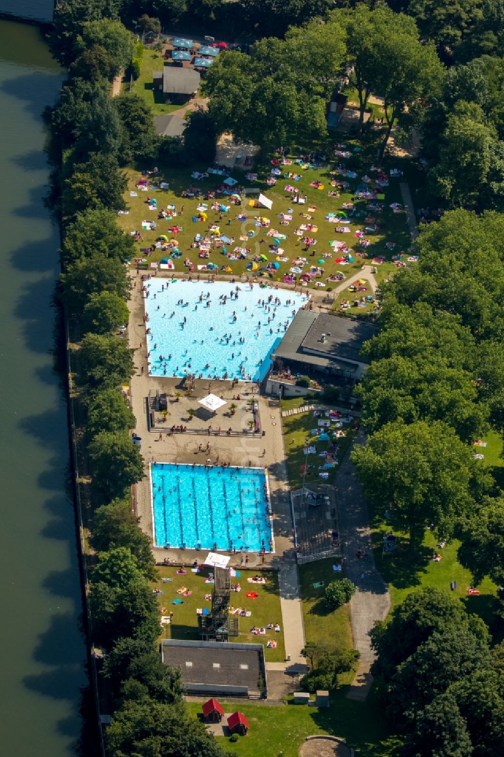 Aerial photograph Essen - Bathers on the lawn by the pool of the swimming pool Freibad Dellwig on Scheppmannskamp in Essen in the state North Rhine-Westphalia