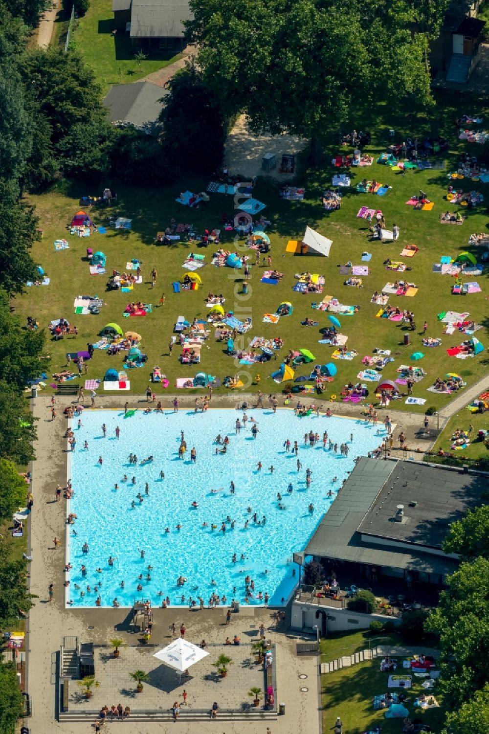 Essen from above - Bathers on the lawn by the pool of the swimming pool Freibad Dellwig on Scheppmannskamp in Essen in the state North Rhine-Westphalia