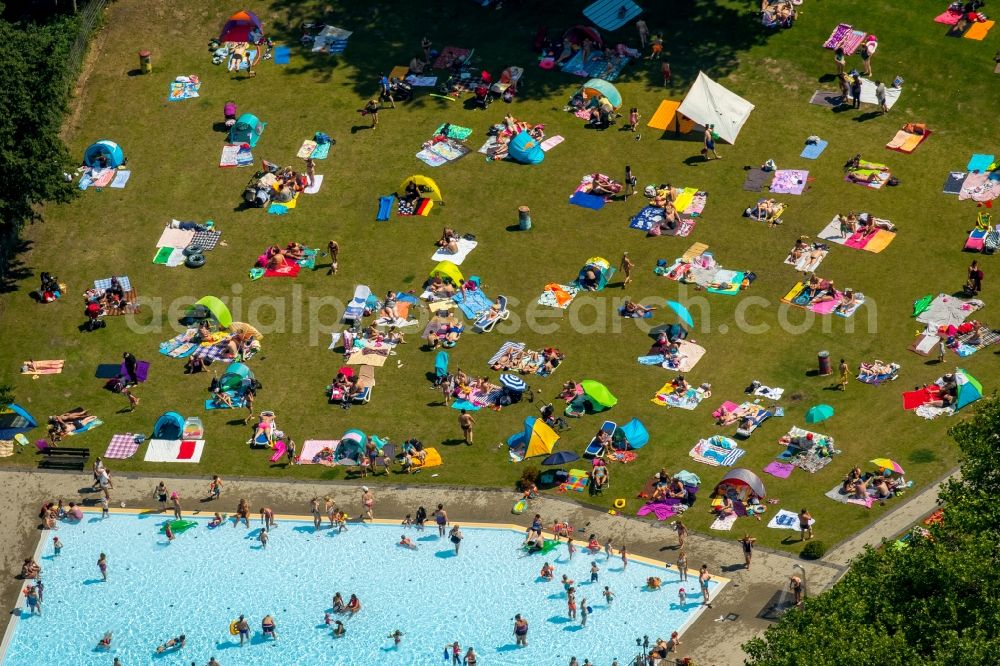 Essen from the bird's eye view: Bathers on the lawn by the pool of the swimming pool Freibad Dellwig on Scheppmannskamp in Essen in the state North Rhine-Westphalia