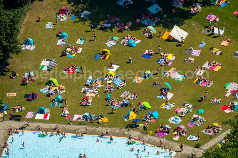 Aerial image Essen - Bathers on the lawn by the pool of the swimming pool Freibad Dellwig on Scheppmannskamp in Essen in the state North Rhine-Westphalia