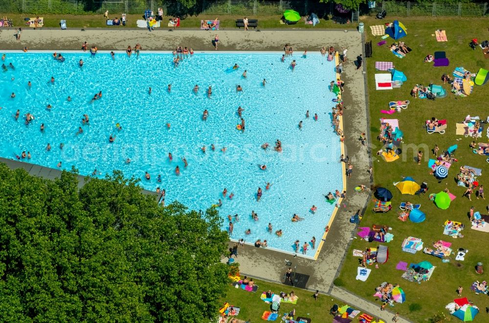 Aerial photograph Essen - Bathers on the lawn by the pool of the swimming pool Freibad Dellwig on Scheppmannskamp in Essen in the state North Rhine-Westphalia