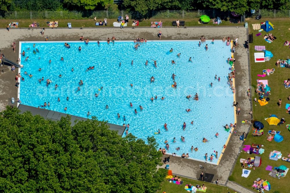 Essen from above - Bathers on the lawn by the pool of the swimming pool Freibad Dellwig on Scheppmannskamp in Essen in the state North Rhine-Westphalia