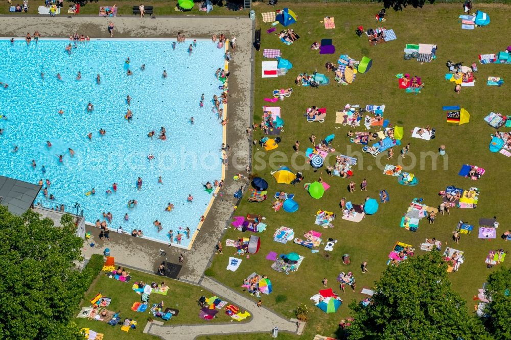 Essen from the bird's eye view: Bathers on the lawn by the pool of the swimming pool Freibad Dellwig on Scheppmannskamp in Essen in the state North Rhine-Westphalia