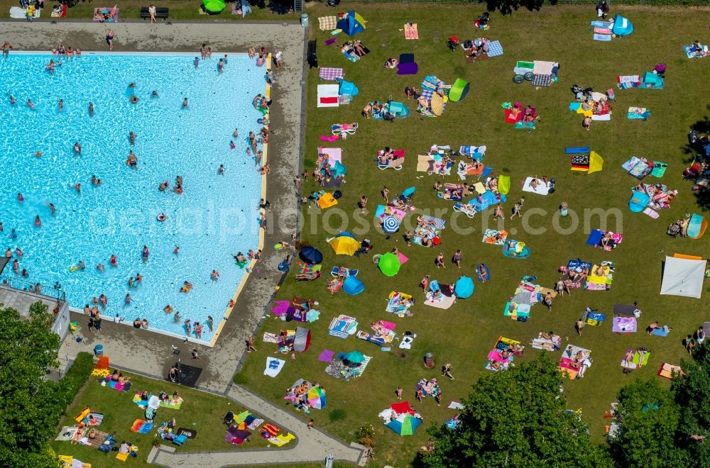 Aerial image Essen - Bathers on the lawn by the pool of the swimming pool Freibad Dellwig on Scheppmannskamp in Essen in the state North Rhine-Westphalia