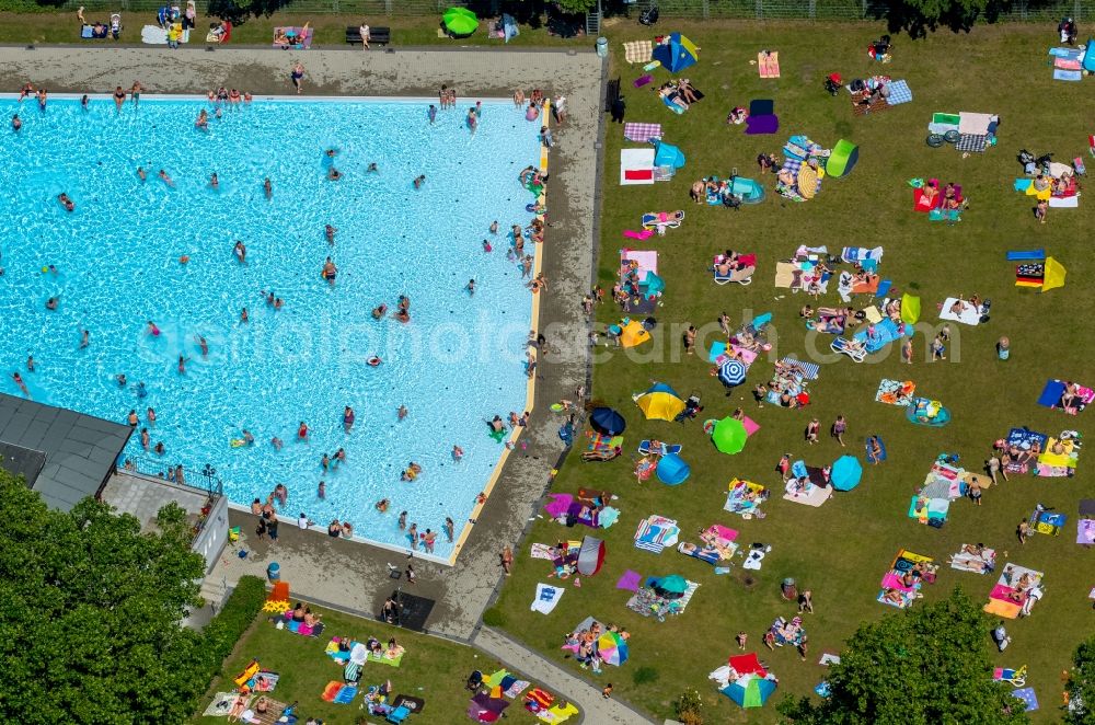 Aerial photograph Essen - Bathers on the lawn by the pool of the swimming pool Freibad Dellwig on Scheppmannskamp in Essen in the state North Rhine-Westphalia