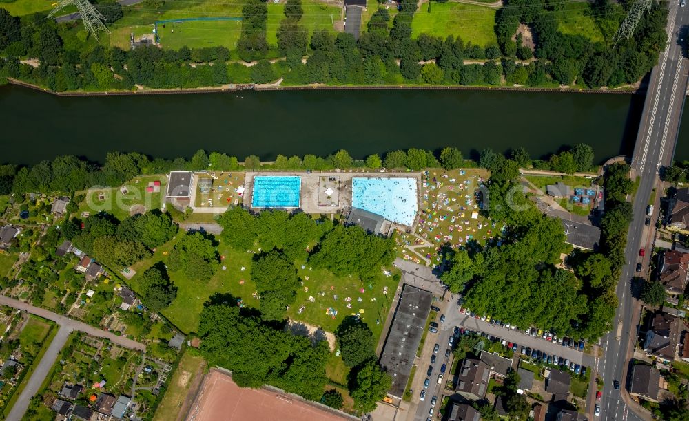 Essen from above - Bathers on the lawn by the pool of the swimming pool Freibad Dellwig on Scheppmannskamp in Essen in the state North Rhine-Westphalia