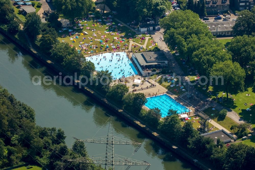 Essen from the bird's eye view: Bathers on the lawn by the pool of the swimming pool Freibad Dellwig on Scheppmannskamp in Essen in the state North Rhine-Westphalia