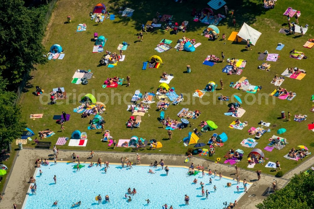 Aerial image Essen - Bathers on the lawn by the pool of the swimming pool Freibad Dellwig on Scheppmannskamp in Essen in the state North Rhine-Westphalia