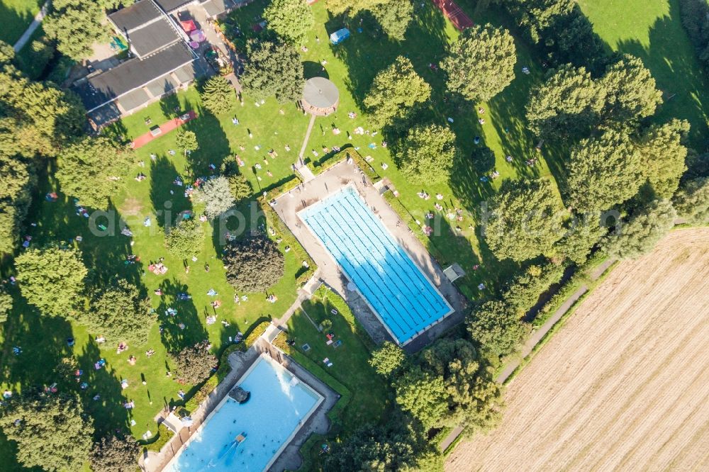 Karlsruhe from the bird's eye view: Bathers on the lawn by the pool of the swimming pool Freibad Rueppurr in the district Rueppurr in Karlsruhe in the state Baden-Wuerttemberg, Germany