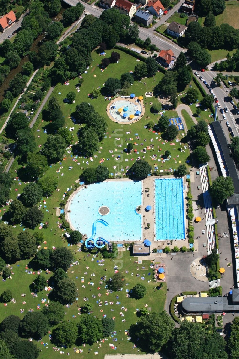 Freiburg im Breisgau from the bird's eye view: Bathers on the lawn by the pool of the swimming pool in Freiburg im Breisgau in the state Baden-Wuerttemberg