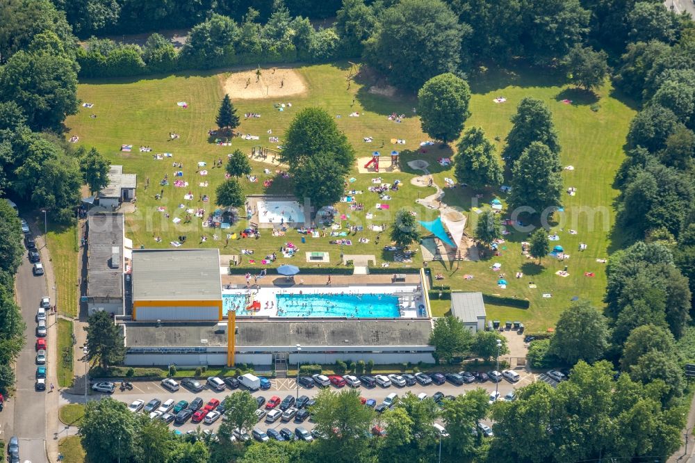 Aerial image Mülheim an der Ruhr - Bathers on the lawn by the pool of the swimming pool Friedrich-Wennmann-Bad on Yorckstrasse in Muelheim on the Ruhr in the state North Rhine-Westphalia, Germany