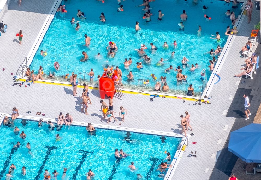 Aerial image Mülheim an der Ruhr - Bathers on the lawn by the pool of the swimming pool Friedrich-Wennmann-Bad on Yorckstrasse in Muelheim on the Ruhr in the state North Rhine-Westphalia, Germany