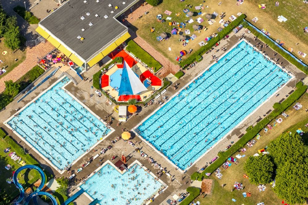 Hamm from the bird's eye view: Bathers on the lawn by the pool of the swimming pool in South Hamm in North Rhine-Westphalia