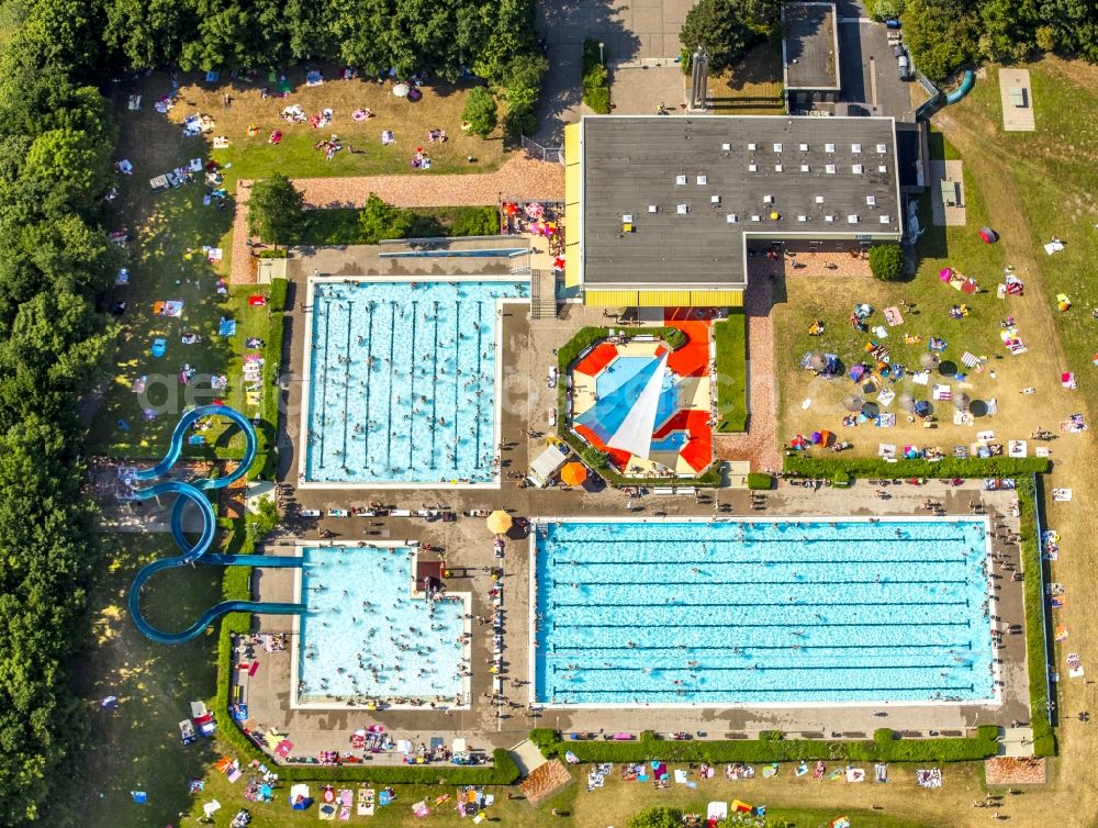 Aerial image Hamm - Bathers on the lawn by the pool of the swimming pool in South Hamm in North Rhine-Westphalia