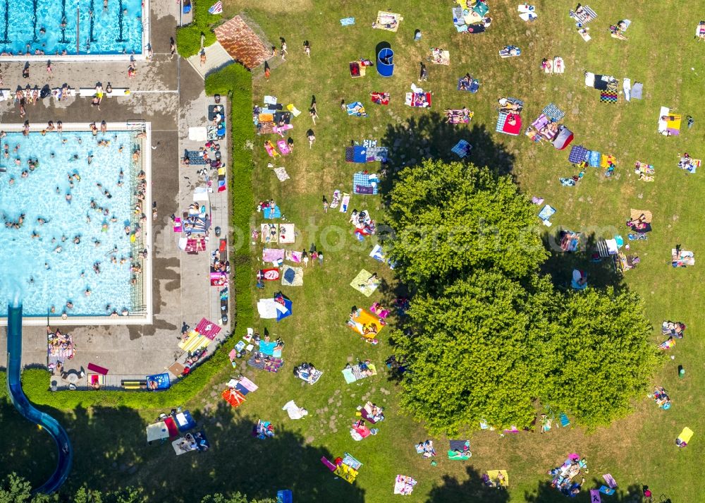 Aerial photograph Hamm - Bathers on the lawn by the pool of the swimming pool in South Hamm in North Rhine-Westphalia