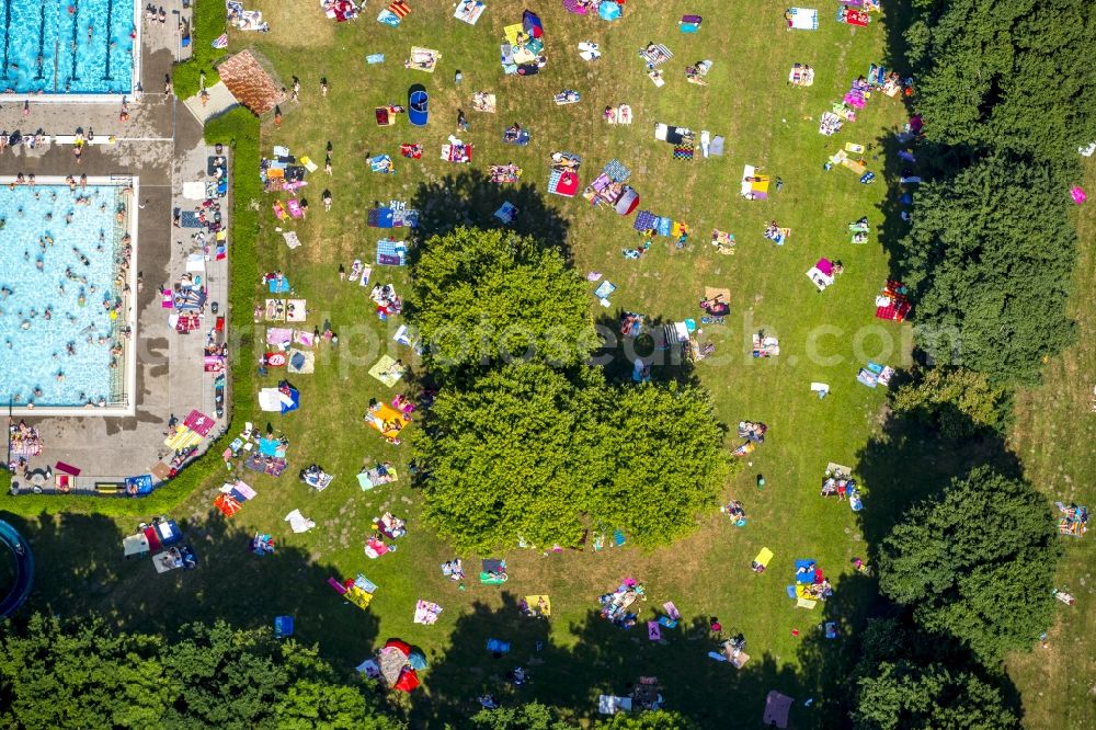 Hamm from above - Bathers on the lawn by the pool of the swimming pool in South Hamm in North Rhine-Westphalia