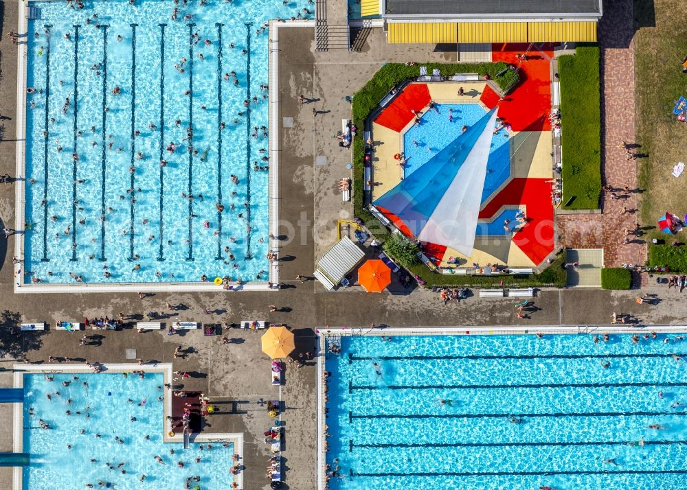 Hamm from the bird's eye view: Bathers on the lawn by the pool of the swimming pool in South Hamm in North Rhine-Westphalia