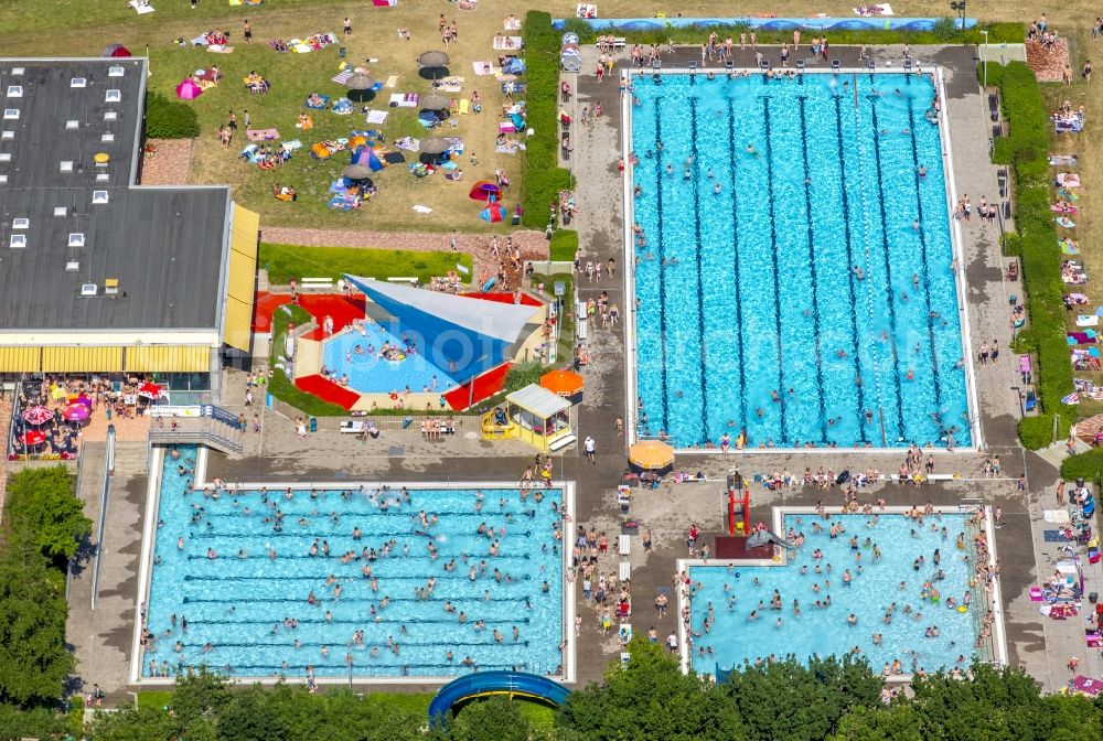 Aerial image Hamm - Bathers on the lawn by the pool of the swimming pool in South Hamm in North Rhine-Westphalia