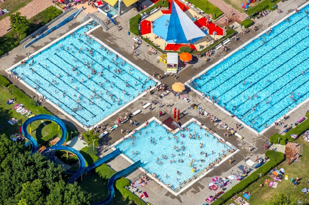 Aerial photograph Hamm - Bathers on the lawn by the pool of the swimming pool in South Hamm in North Rhine-Westphalia